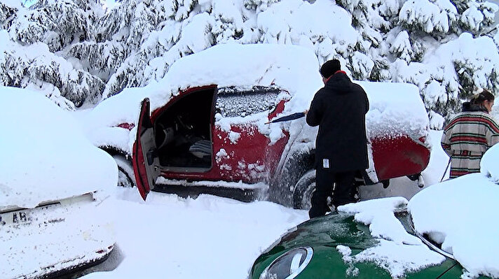 İstanbul'da etkili olan yoğun kar yağışı nedeniyle onlarca araç yollarda mahsur kaldı. Haramidere Rampası'nda mahsur kalan vatandaşların bir kısmı otomobillerini yollara bırakıp otellere yerleşti.