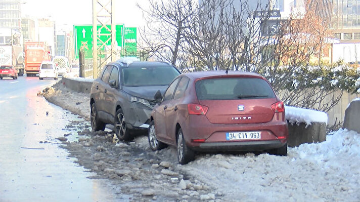 İstanbul'da yoğun kar yağışı nedeniyle trafikte kalan sürücüler araçlarını yol kenarlarına park ederek evlerine ya da otellere gitti.