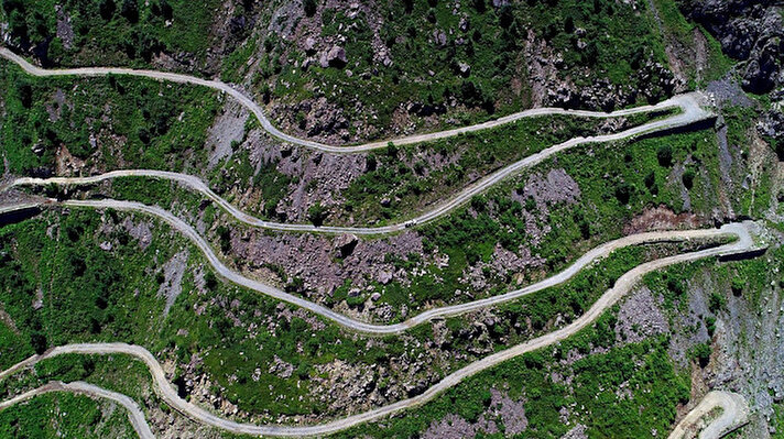 Trabzon'un Çaykara ilçesini Bayburt'a bağlayan ve 13 keskin virajın olduğu Soğanlı Dağı’ndaki D-915 numaralı yolun bazı bölümlerinin Bolivya'daki ‘ölüm yolu’ndan daha tehlikeli olduğu belirtiliyor. 