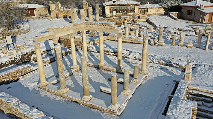 Eskihisar Mahallesi'nde bulunan, "Gladyatörler Şehri" olarak da bilinen, dünyanın en büyük mermer kentlerinden Stratonikeia'da kazı, restorasyon ve konservasyon çalışmaları yıl boyunca sürüyor.