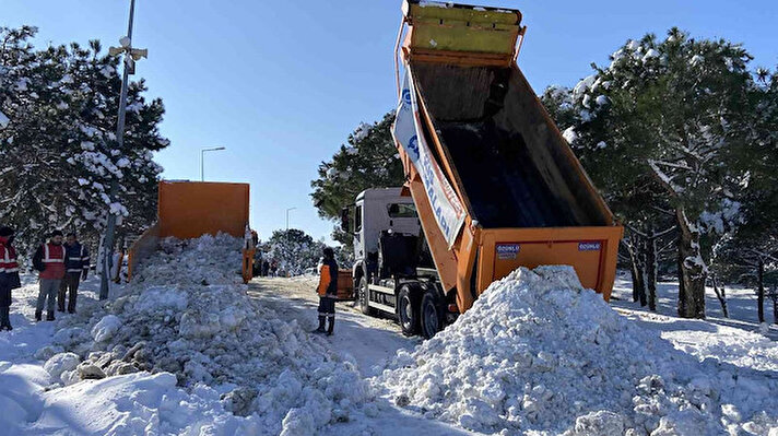 İstanbul’da günlerdir etkili olan kar yağışı sonrası Sultangazi Belediyesi ekipleri harekete geçti. Ekipler kepçe yardımıyla cadde, sokak ve kaldırımlardan topladıkları karları kamyonlara doldurup, Alibey Barajı bölgesine döküyor. Böylece, özellikle yaz aylarında İstanbul’un su ihtiyacına çare olunması amaçlanıyor.