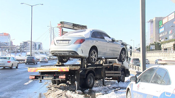 İstanbul'da etkili olan kar yağışı sonrası birçok noktada araçlar yolda kaldı. O noktalardan birisi de Basın Ekspres Yolu oldu.
