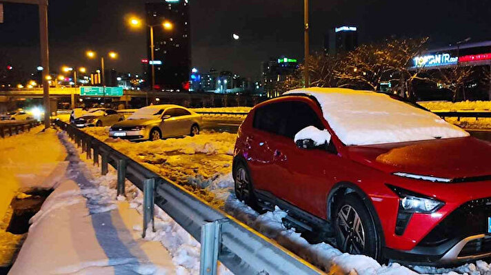 İstanbul'da dün etkili olan yoğun kar yağışı nedeniyle ilerlemekte zorluk çeken bazı sürücüler araçlarını yol kenarlarına park ederek evlerine gitti.