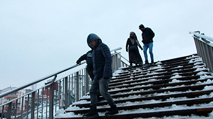 Ana arterlerde sorun yaşanmazken bazı ara sokaklar karla kaplı. Şişli'de sabah işe gitmek isteyenler buzlu sokaklarda yürümekte güçlük çekti. Birçok kişi merdiven korkuluklarını tutarak yürüdü.