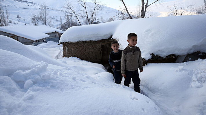 Türkiye'nin en çok kar yağan illerinden Muş'ta, yoğun kar ve tipi, merkeze bağlı yüksek kesimlerdeki bölgelerde hayatı olumsuz etkiledi.<br><br>