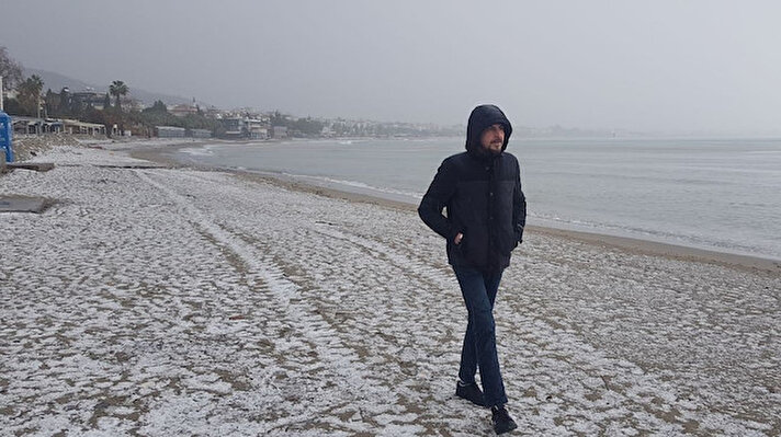 Yağan dolu, 10 dakika içerisinde sahili beyaz örtüyle kapladı.<br>Türkiye’yi genelinde görülen kar yağışı, 53 yıl sonra Alanya’yı da etkisi altında aldı. Saat 11.00 sıralarında aniden başlayan dolu ve kar yağışı görenleri hayrete düşürdü.