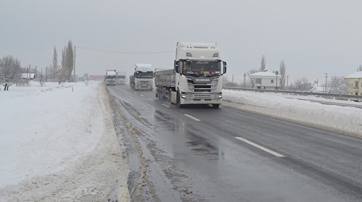 Kentteki kar yağışı dün akşam saatlerinde etkisini artırdı. Aksaray- Ankara kara yolu tipi ve buzlanmanın etkisiyle saat 19.00 sıralarında ulaşıma kapandı.<br>