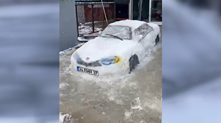 Bayrampaşa'da 13 yıldır galericilik yapan Emre Esenlikçi(30), arkadaşlarıyla kar yağışı sonrası iş yerlerinin önünde bulunan alanda kardan otomobil yapmaya karar verdi.<br>