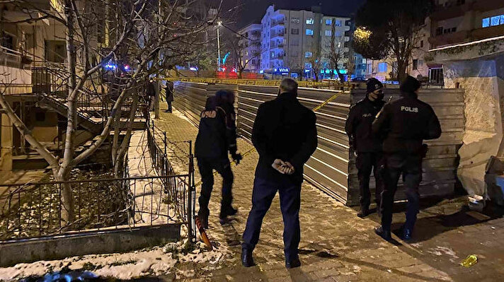 Karesi ilçesi Atatürk Mahallesi Keçeci Sokakta yapılacak olan apartmanın hafriyat çalışmaları sırasında, saat 22.00'de toprak kayması meydana geldi. 