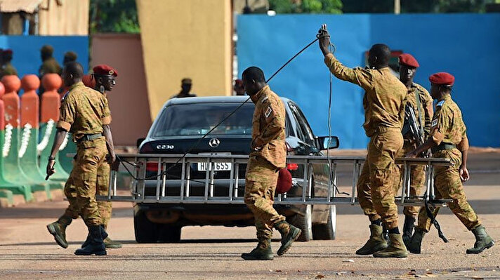 Burkina Faso'da 24 Ocak'ta yapılan darbenin ardından başa gelen cunta yönetimi, devrilen Roch Christian Kabore hükümeti üyelerinin hareketlerine kısıtlama getirdi.