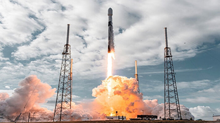 Şubat 2015'te fırlatılan Falcon 9 görevinin ardından yakıtı bittiğinden bu yana kontrolden çıkmış bir şekilde ilerliyor.