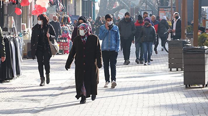 İzmir Katip Çelebi Üniversitesi Atatürk Eğitim ve Araştırma Hastanesi Enfeksiyon Hastalıkları Ana Bilim Dalı Öğretim Üyesi ve Bilim Kurulu Üyesi Prof. Dr. Alper Şener, 'Omicron'un alt varyantı 'BA.2'nin, salgının kontrolünü geciktirdiğini söyledi.<br>