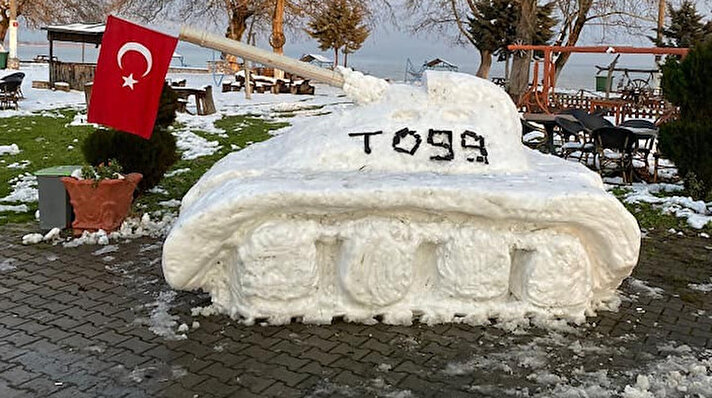 İznik gölü kıyısında bulunan Çınar Aile Çay Bahçesi işletmecisi Mehmet Udun ve yeğeni Serdar Udun ile çalışanları, kardan tank yaptı.