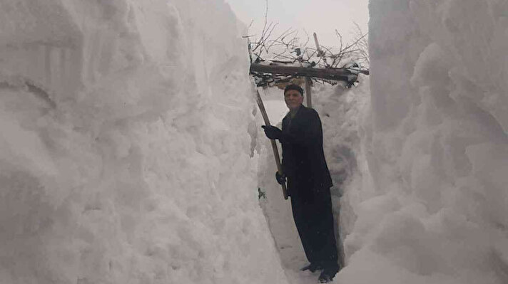 Elazığ’ın Palu ilçesinde etkili olan kar kalınlığı Yarımtepe köyünde 2 metreye ulaştı. 