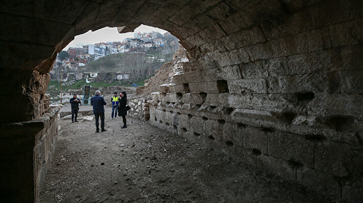 ​​​​​​​Kadifekale ile Smyrna Agorası arasındaki yamaçta yer alan 2 bin yıllık tiyatrodaki son kazılar, uluslararası çaptaki buluntuları arkeoloji dünyasına kazandırdı.