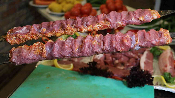 Kebabın başkenti Adana’da uzun yıllardır kebapçılık yapan Cihangir Korkmaz, daha çok müşteri çekmek için iki yüzlü kebap yaptı. 