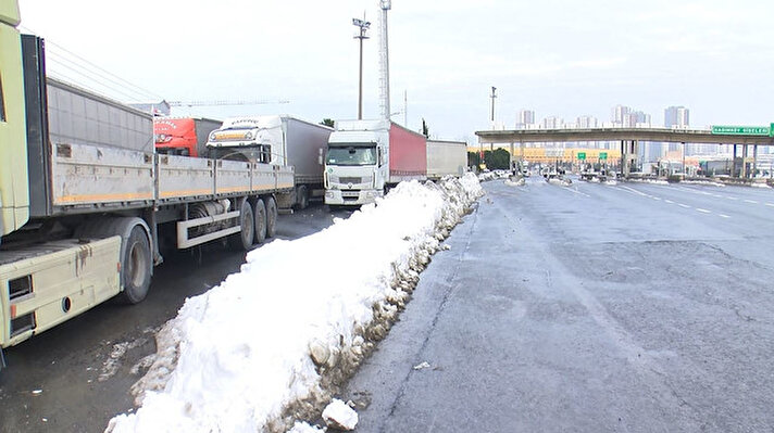 İstanbul'da pazartesi günü bastıran kar yağışı nedeniyle yollar trafiğe kapanmış ve sürücüler mahsur kalmıştı. Kara nedeniyle kapanan yollar yapılan çalışmaların ardından açıldı. Ancak Hadımköy'de TIR'ların yol kenarlarındaki bekleyişleri sürüyor. Hadımköy Gişeler'e yakın noktalarda yol kenarları ile ara sokaklara TIR'larını park ederek bekleyen şoförler, yolların açılmasına rağmen, kar nedeniyle yük depoları ile TIR parklarına giremediklerini belirtti. Biriken TIR'lar nedeniyle bölgede trafikte aksaklıklar yaşanırken TIR şoförleri, yetkililerden soruna çözüm bulunmasını istiyor.