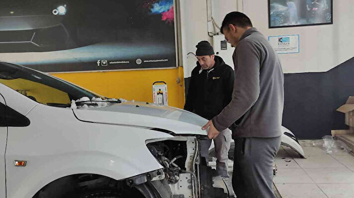 Birkaç gündür etkisini sürdüren kar yağışı ve buzlanma nedeniyle yaşanan trafik kazaları sonrası araç sahipleri soluğu tamircilerde aldı.<br><br>