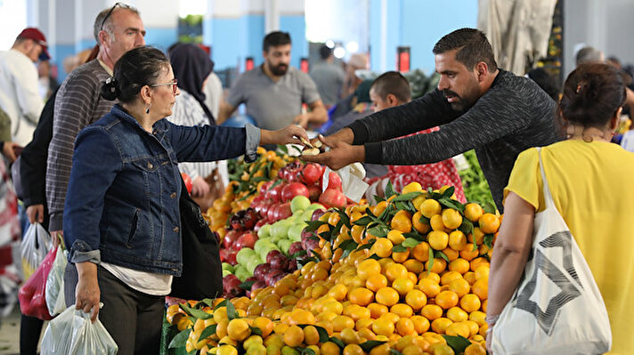 Alınan bilgiye göre, İstanbulluların yaş meyve ve sebze ihtiyacını karşılayan Bayrampaşa ve Ataşehir yaş meyve ve sebze hallerine 2020 yılında 3 milyon 107 bin 549 ton ürün getirilirken, 2021 yılında bu miktar 2 milyon 934 bin 244 tona düştü.
