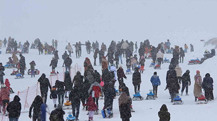 İç Anadolu’nun en yüksek dağı ve Türkiye’nin önemli kayak merkezlerinden olan Erciyes Kayak Merkezi’nde hafta sonu tatilinde yoğunluk yaşandı. Tatili fırsat bilen yerli ve yabancı turistler, soğuk havaya aldırış etmeden, Erciyes’te kayak yapmanın tadını çıkarttı. Kayseri’de yaşadıkları için Erciyes’e günübirlik olarak da geldiklerini söyleyen Ziya Soybahçeci, “Erciyes’e hafta sonunu değerlendirmek için geldik. Buraya gelenler genelde otellerde kalıyor ama biz Kayseri’de yaşadığımız için günübirlik bir şekilde geliyoruz. Piknik yapmak için geliyoruz. Genel olarak Erciyes’i o şekilde değerlendiriyoruz. Erciyes Kayseri’nin bir değeridir. İnsanlar buralara uzaklardan geliyorlar. Erciyes bence hak ettiği yerde bulunuyor. Daha da iyi olacağını düşünüyorum” dedi.