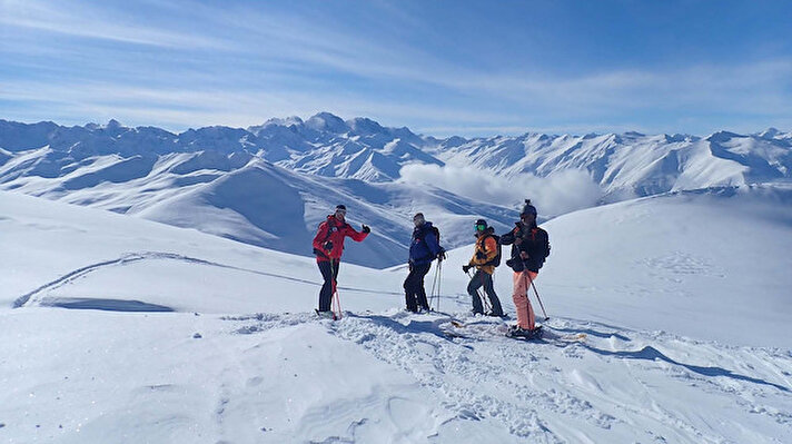 Helikopterle dağın zirvesine bırakılan kayakçıların sarp yamaçlar ve yüksek eğimli alanlarda kaydıkları spor dalı olan heliski, dünyada sayılı merkezlerde gerçekleştiriliyor.<br><br>Türkiye'de ise bu spor, Kaçkar Dağları'nın Rize sınırları içinde kalan Çamlıhemşin, İkizdere ile Artvin'in Yusufeli ilçesinde 2005 yılından itibaren yapılıyor.