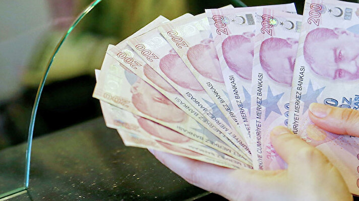 Bu yıl uygulanacak olan yeni asgari ücret hem artış oranı hem de vergisiz olması bakımlından ilkleri barındırıyor. 5004 liralık brüt asgari ücretten gelir ve damga vergisi alınmayacak. Ayrıca tüm çalışanların maaşlarından asgari ücret kadar kısım vergiden istisna tutulacak.