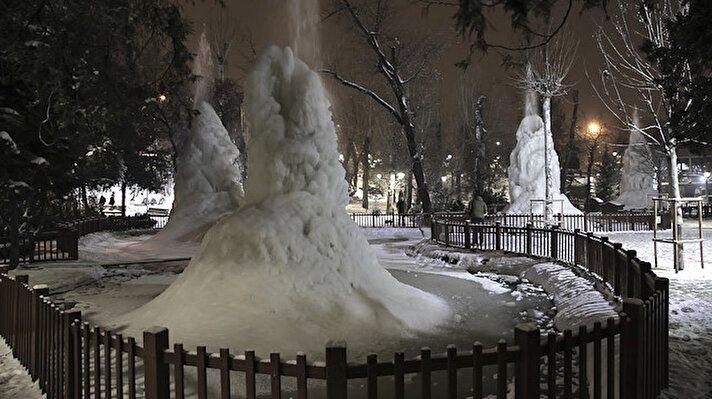 Ankara’da etkili olan kar yağışı sonrası hava sıcaklığı eksi bir dereceye kadar düştü.