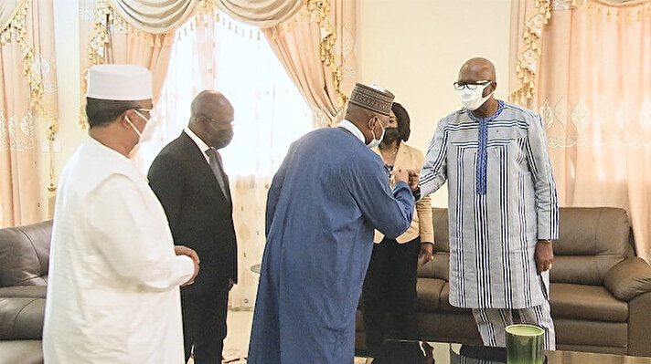 Yerel basında çıkan haberlere göre, Batı Afrika Devletleri Ekonomik Topluluğu (ECOWAS) ve Birleşmiş Milletler'den (BM) bir heyet, darbe sonrası Burkina Faso'yu ziyaret etti.