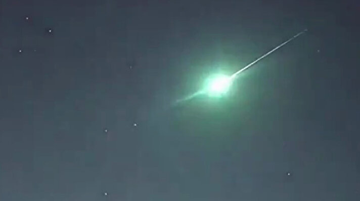 Marmara ve Ege bölgelerinde yaşayan pek çok vatandaş yeşil ışık saçan bir meteorun düştüğü görüntülerini sosyal medyadan paylaştı.<br><br>Görüntülerle ilgili henüz resmi makamlardan bir açıklama yapılmadı.
