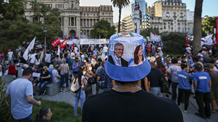 Başkent Buenos Aires'te hükümete, özellikle de Devlet Başkan Yardımcısı Cristina Kirchner'a yakın çevrelerin çağrısıyla Adalet Sarayı önünde toplanan kalabalık, "yargının demokratikleşmesi" talebiyle protesto düzenledi.<br><br>