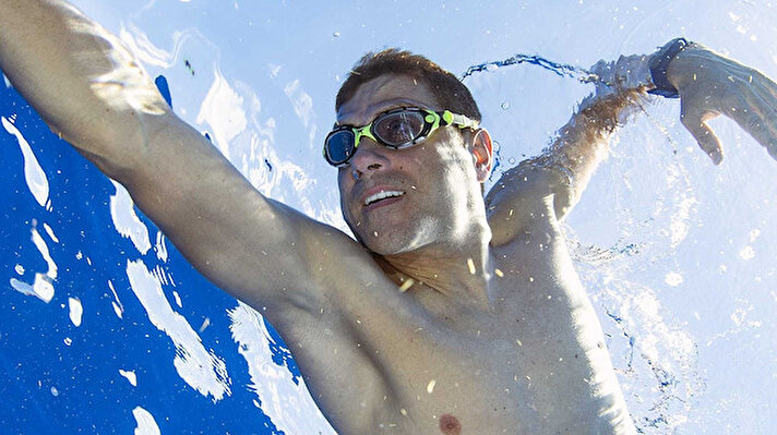 Fernandez, 30-31 Ocak tarihlerinde Madrid'de bir havuzda 36 saat yüzerek, en uzun süre havuzda yüzme rekoruyla Guinness Dünya Rekorlar Kitabı'na girdi.<br><br>