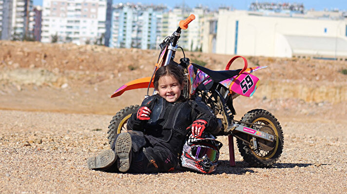 Motosiklet tutkunu Şeyma (30) ve Alper (33) Vartemel çiftinin kızları&nbsp;Almila, 3 yaşındayken babasından, kendisine motosiklet almasını istedi. Denge bisikletiyle kontrolünü sağlamaya çalışan&nbsp;Almila'ya, geçen yıl pembe motosiklet alındı. 