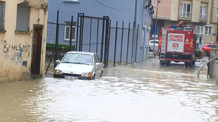 Meteoroloji Genel Müdürlüğü tarafından yapılan uyarıların ardından İstanbul, yağışlı havanın etkisi altına girdi.