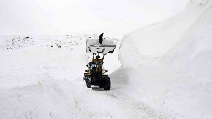 Muş’ta 10 köy ve 21 mezra ulaşımının sağlandığı Üçevler grup köy yolunda çığ tehlikesine rağmen çalışma yürüten il özel idaresi ekipleri, 10 metrelik karla mücadele ediyor.