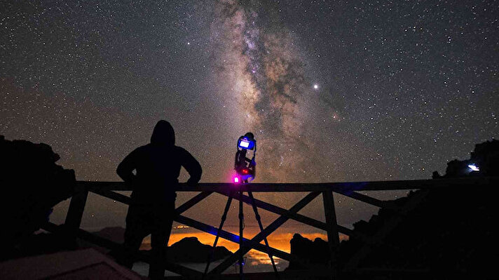 Çıplak gözle görmenin imkansız olduğu, uzayda bulunan galaksiler, samanyolu, yıldızlar gibi gök cisimlerini özel teleskop yardımı ile görüntüleyen astrofotoğrafçı Mehmet Ergün, ortaya inanılmaz fotoğraflar çıkartıyor. 