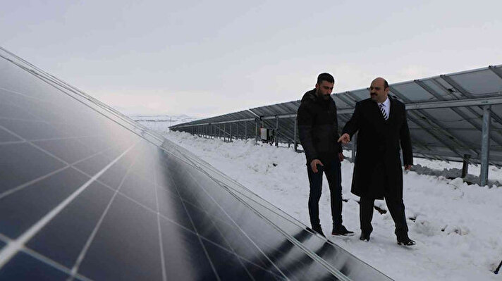 Erzurum Aziziye Belediyesi tarafından geçtiğimiz yıl Ocak Mahallesine kurulan ve 900 hanenin elektrik ihtiyacını karşılanan Güneş Enerji Santralleri hem kışın hem yazın elektrik üretimine devam ediyor. 