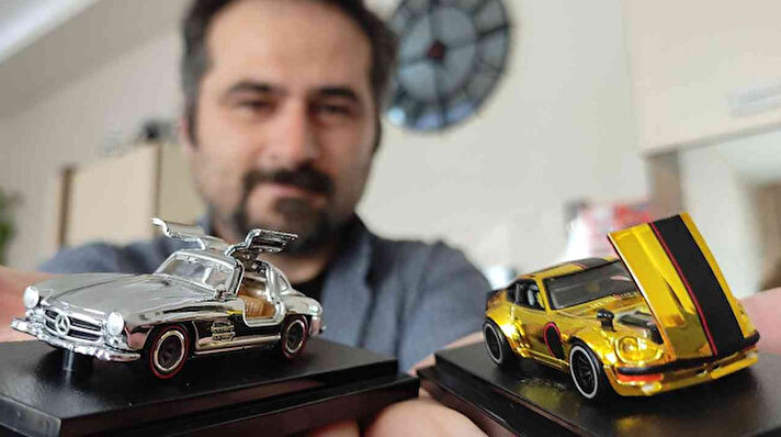 Mühendis olarak bir firmada çalışan Volkan Özvatan, 5 yıl önce çocuğunun doğum gününde ona oyuncak araç alınca, oyuncak araç koleksiyonu yapmaya başladı. 