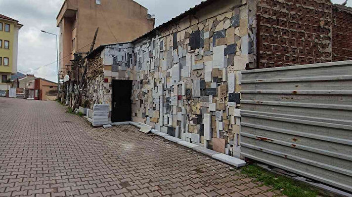 Osmangazi ilçesinde yaşayan Semih Öztomurcuk, mermercilik yaparak geçimini sağlıyor. Çalıştığı mermer bloklarından artan parçalarıyla evinin dış cephe duvarına dekorasyon yaptı. 