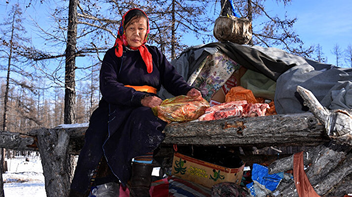 Moğolistan'ın en kuzeyinde, Güney Sibirya'da ıssızlığın ortasında bir avuç Türk. Türkiye'nin iki katı büyüklüğündeki Moğolistan'da sayıları sadece 800 kadar. Duha Türkleri, dünyada nüfusun en seyrek olduğu yerlerden birinde geyik sürüleriyle izole bir hayat sürdürüyor.<br><br>