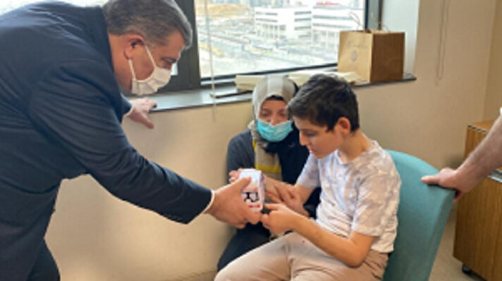 Sağlık Bakanı Fahrettin Koca Başakşehir Çam ve Sakura Şehir Hastanesi’nde katıldığı toplantı sonrası aracına binmek üzereyken yanına gelen Ramazan Şan’ı kırmayarak hasta oğlunu odasında ziyaret etmişti.