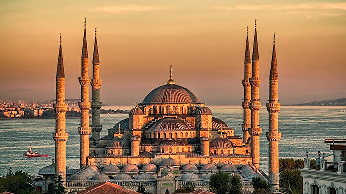 Çeviri Haber: Saffet Özdemir<br>Dünya’daki birçok ülkeyi seyahat eden gezgin Corinne Vail, İstanbul’a hayran kaldığını belirterek gezdiği yerlerle alakalı yorumlarını şu şekilde ifade ediyor:<br>"İstanbul’u seviyorum. Kendimi bildim bileli İstanbul'a gitsem de hala dünyanın en egzotik, büyülü şehirlerinden biri gibi geliyor bana."<br>