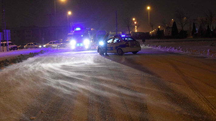 Konya'da yoğun kar yağışı kent genelinde etkisi sürdürmeye devam ediyor. 