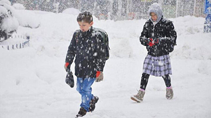 Yoğun kar yağışı sonrası pek çok ilin valiliği kar tatili açıklamasında bulundu. 