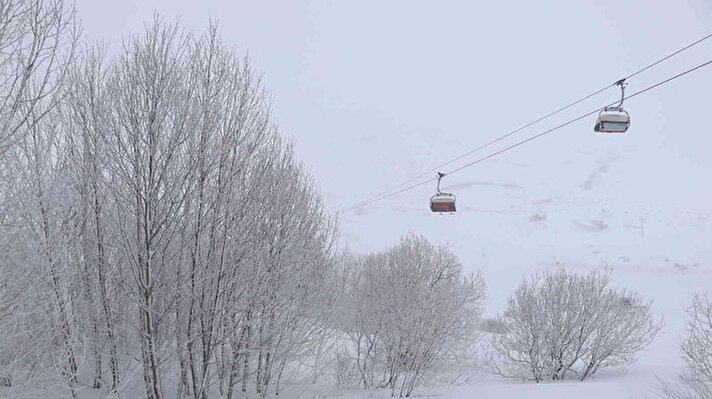 Kentin kış turizm merkezi Yıldız Dağı'nda kar aralıklarla devam ediyor.