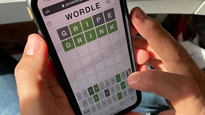 Web sitesi üzerinden oynanabilen Wordle basit bir kelime tahmin oyunu. Beş harften oluşan kelimenin ne olduğunu bulmak için oyuncuların altı tahmin hakkı var.