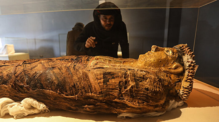 Antik Greko-Romen döneminden kalma büyük bir defin merkezi olan Altın Mumyalar Vadisi, başkent Kahire'ye yaklaşık 420 kilometre uzaklıkta, Mısır Batı Çölü'ndeki Bahariye Vadisi'nde yer alıyor.<br>