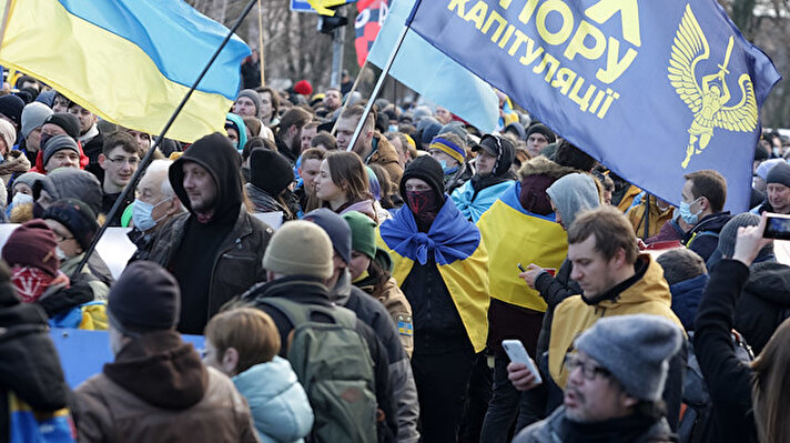 Ukrayna’nın başkent Kiev’de toplanan halk, Rusya'ya karşı "Ukrayna İçin Birlik Marşı" adı verilen bir gösteri düzenledi. Gösteride Rusya aleyhine sloganlar atılırken eski Sovyetler Birliği askeri Vasiliy, Rusya’nın işgali yönelik önemli açıklamalarda bulundu.