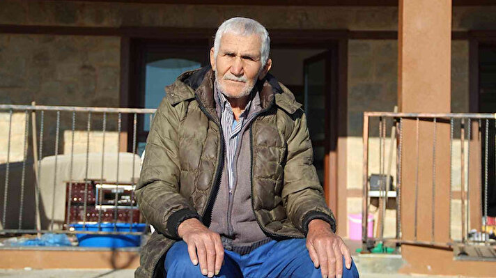 Karaöz Mahallesi'nde yangından zarar gören evlerinin sağlam kalan bir odasında yaşamaya başlayan 81 yaşındaki İbrahim Deniz ve 71 yaşındaki yatalak eşi Ayşe Deniz'in durumunu, bölgede incelemeler yapan Çevre, Şehircilik ve İklim Değişikliği Bakanı Murat Kurum'un dikkatini çekmişti.