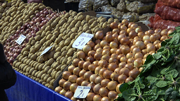 Cumhurbaşkanı Recep Tayyip Erdoğan tarafından gıda ürünlerinde KDV oranının yüzde 1’e indirildiğini açıklaması ve kararın resmi gazetede yayınlanmasının ardından pazar tezgahlarındaki ürünlerin fiyatlarında da ciddi düşüşler yaşandı.