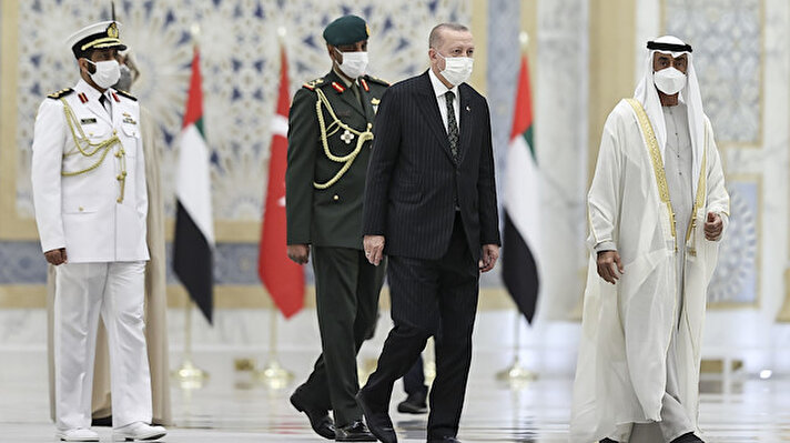 Cumhurbaşkanı Recep Tayyip Erdoğan, Abu Dabi Veliaht Prensi Şeyh Muhammed Bin Zayid Al Nahyan tarafından resmi törenle karşılandı.<br>